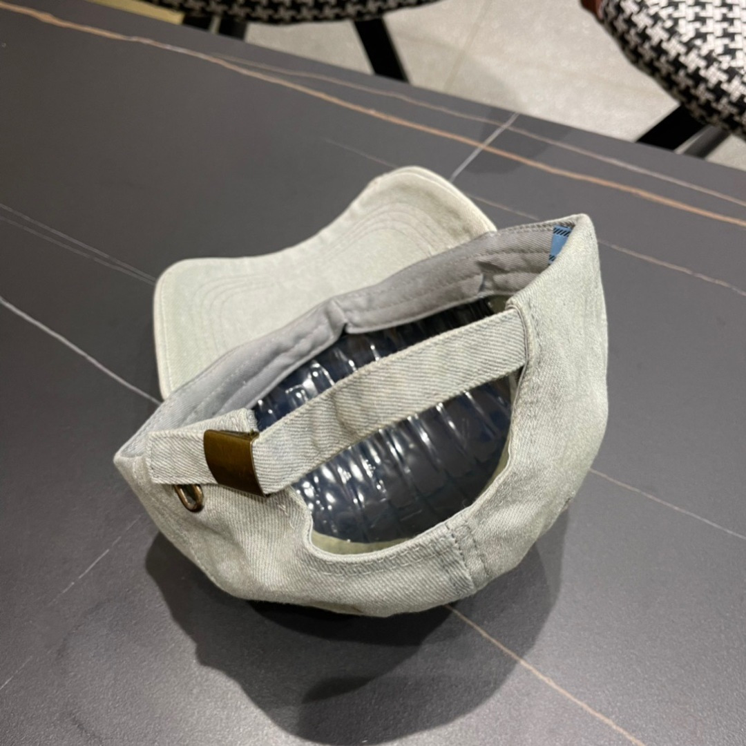 
Pr@da 普拉达牛仔布倒三角棒球帽
星星洗水牛仔色，秀场同款，面料柔软舒适
百搭休闲款，闭眼入！