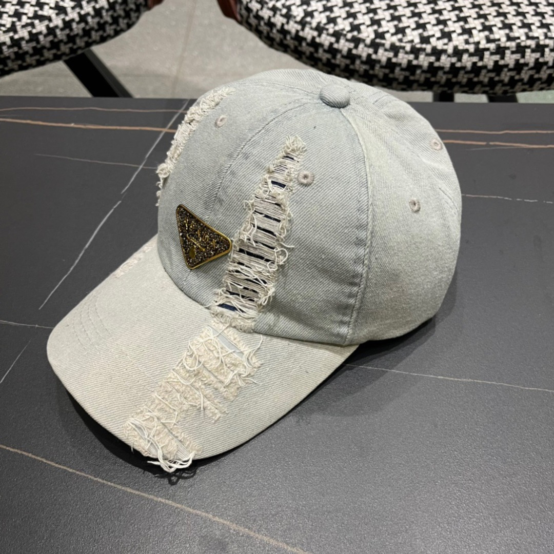 
Pr@da 普拉达牛仔布倒三角棒球帽
星星洗水牛仔色，秀场同款，面料柔软舒适
百搭休闲款，闭眼入！