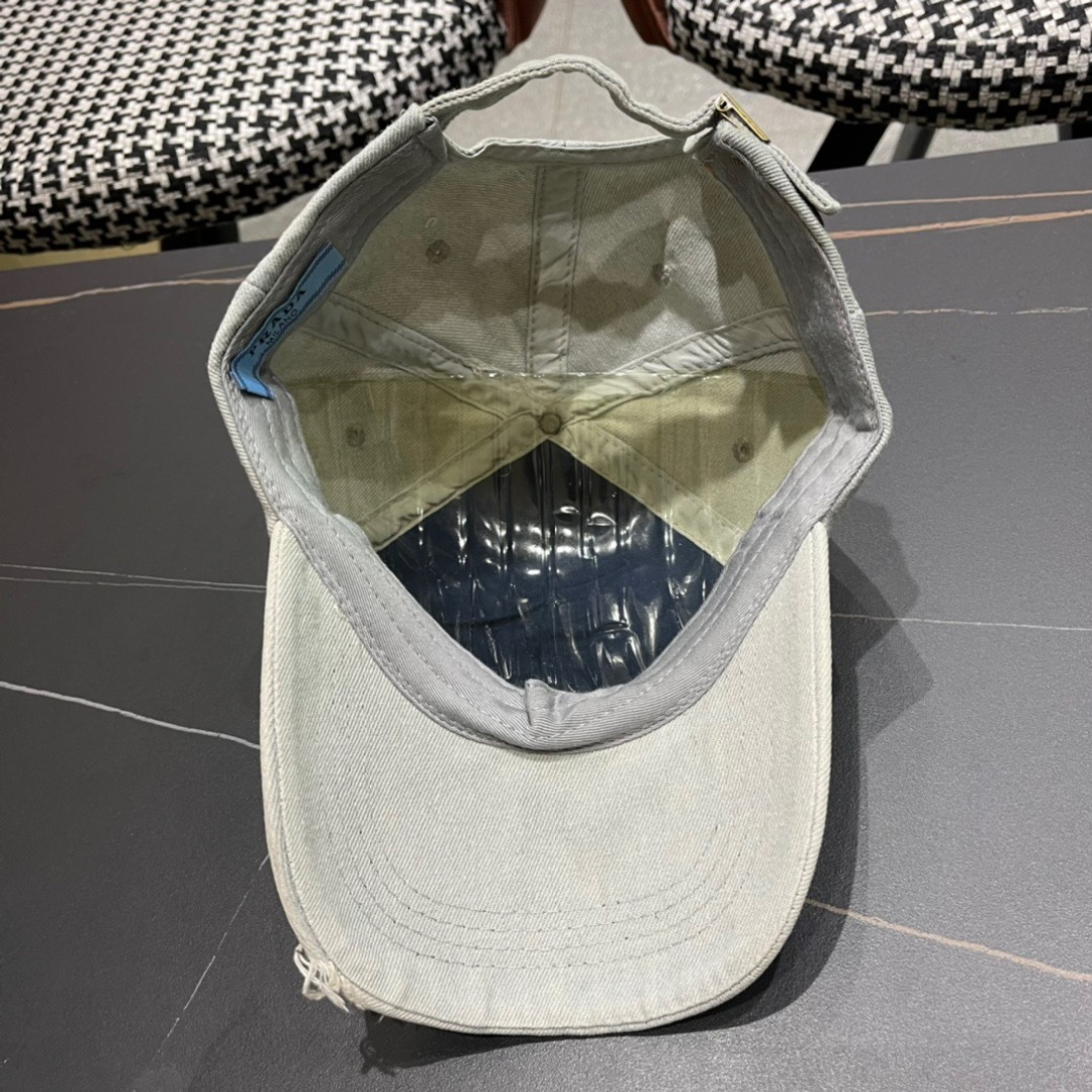 
Pr@da 普拉达牛仔布倒三角棒球帽
星星洗水牛仔色，秀场同款，面料柔软舒适
百搭休闲款，闭眼入！