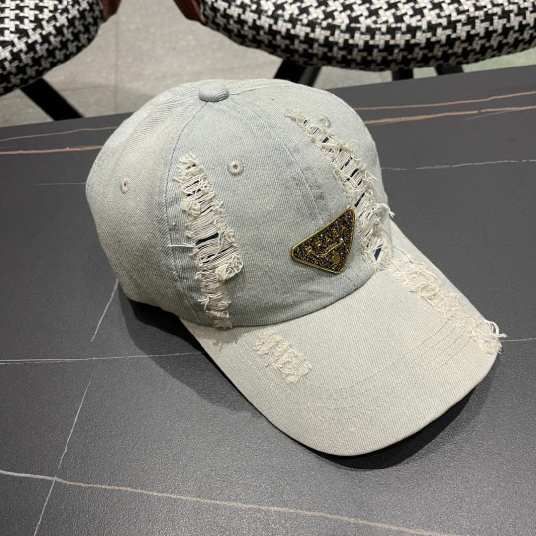 
Pr@da 普拉达牛仔布倒三角棒球帽
星星洗水牛仔色，秀场同款，面料柔软舒适
百搭休闲款，闭眼入！
