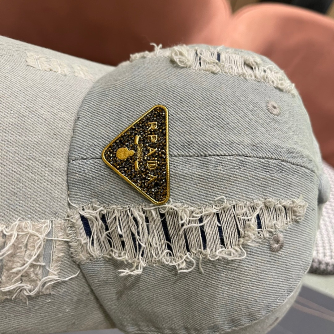 
Pr@da 普拉达牛仔布倒三角棒球帽
星星洗水牛仔色，秀场同款，面料柔软舒适
百搭休闲款，闭眼入！