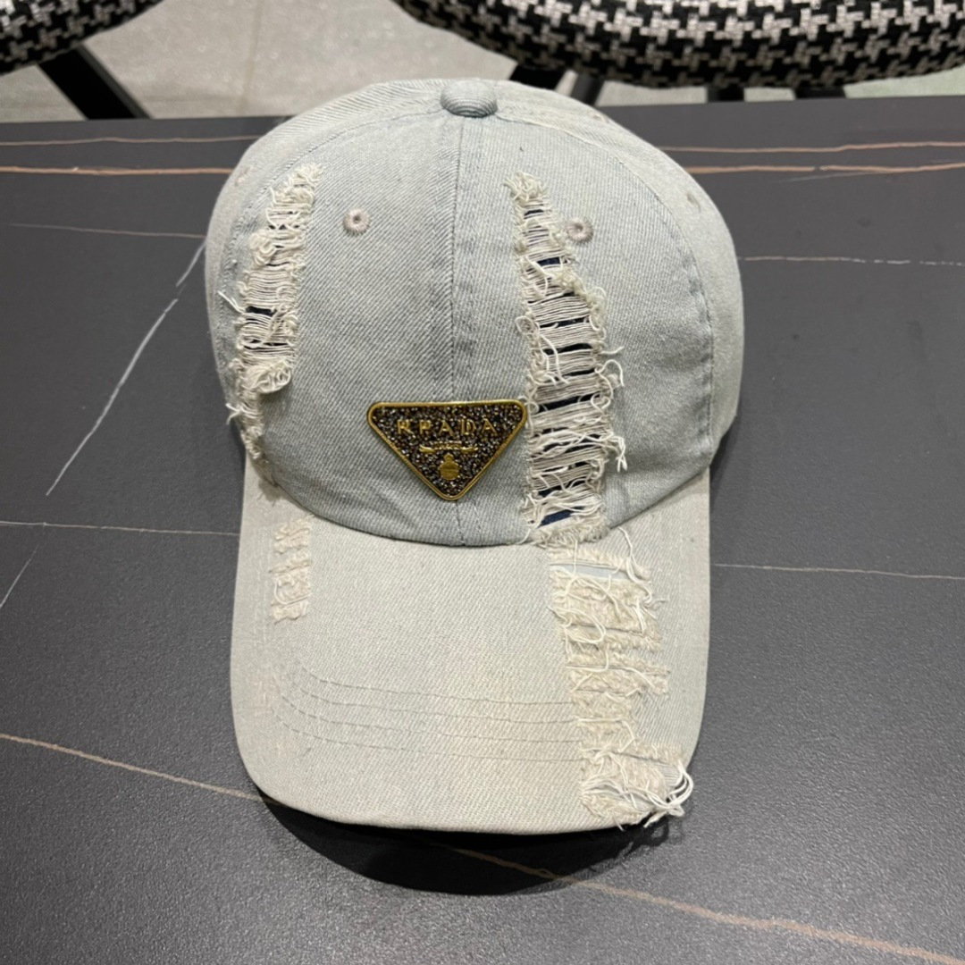 
Pr@da 普拉达牛仔布倒三角棒球帽
星星洗水牛仔色，秀场同款，面料柔软舒适
百搭休闲款，闭眼入！