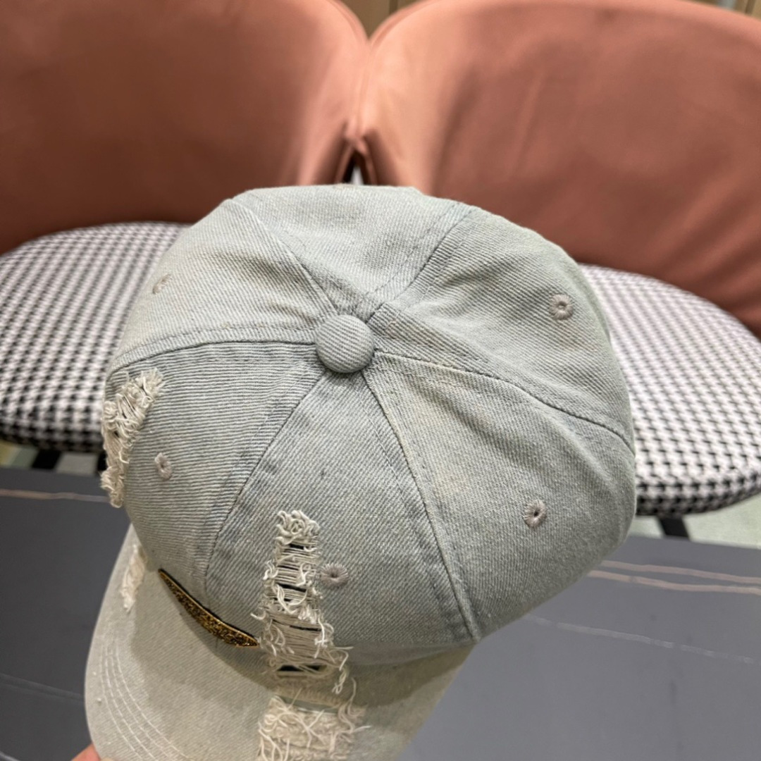 
Pr@da 普拉达牛仔布倒三角棒球帽
星星洗水牛仔色，秀场同款，面料柔软舒适
百搭休闲款，闭眼入！