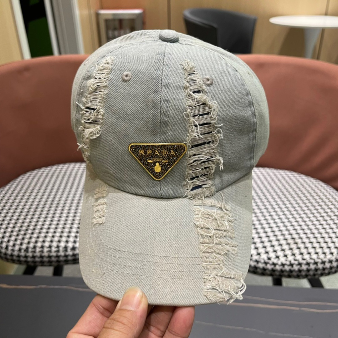 
Pr@da 普拉达牛仔布倒三角棒球帽
星星洗水牛仔色，秀场同款，面料柔软舒适
百搭休闲款，闭眼入！