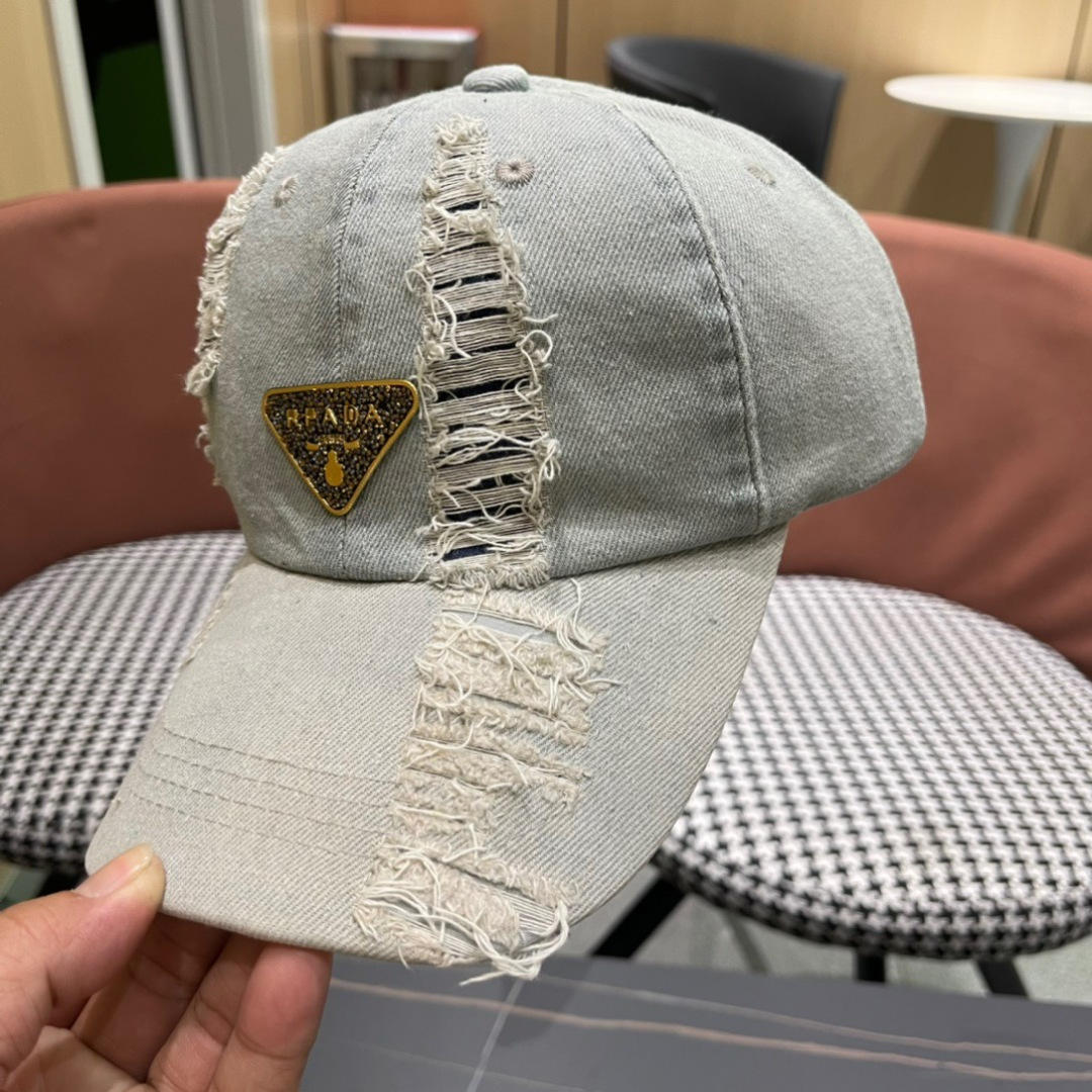 
Pr@da 普拉达牛仔布倒三角棒球帽
星星洗水牛仔色，秀场同款，面料柔软舒适
百搭休闲款，闭眼入！