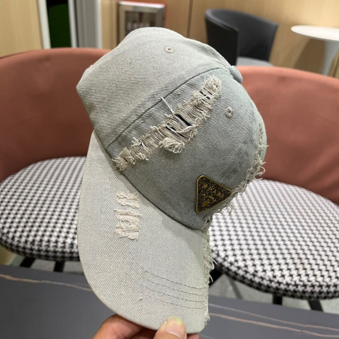 
Pr@da 普拉达牛仔布倒三角棒球帽
星星洗水牛仔色，秀场同款，面料柔软舒适
百搭休闲款，闭眼入！