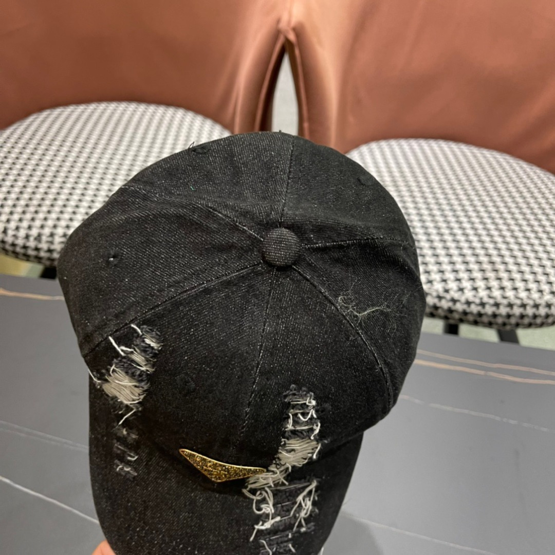 
Pr@da 普拉达牛仔布倒三角棒球帽
星星洗水牛仔色，秀场同款，面料柔软舒适
百搭休闲款，闭眼入！