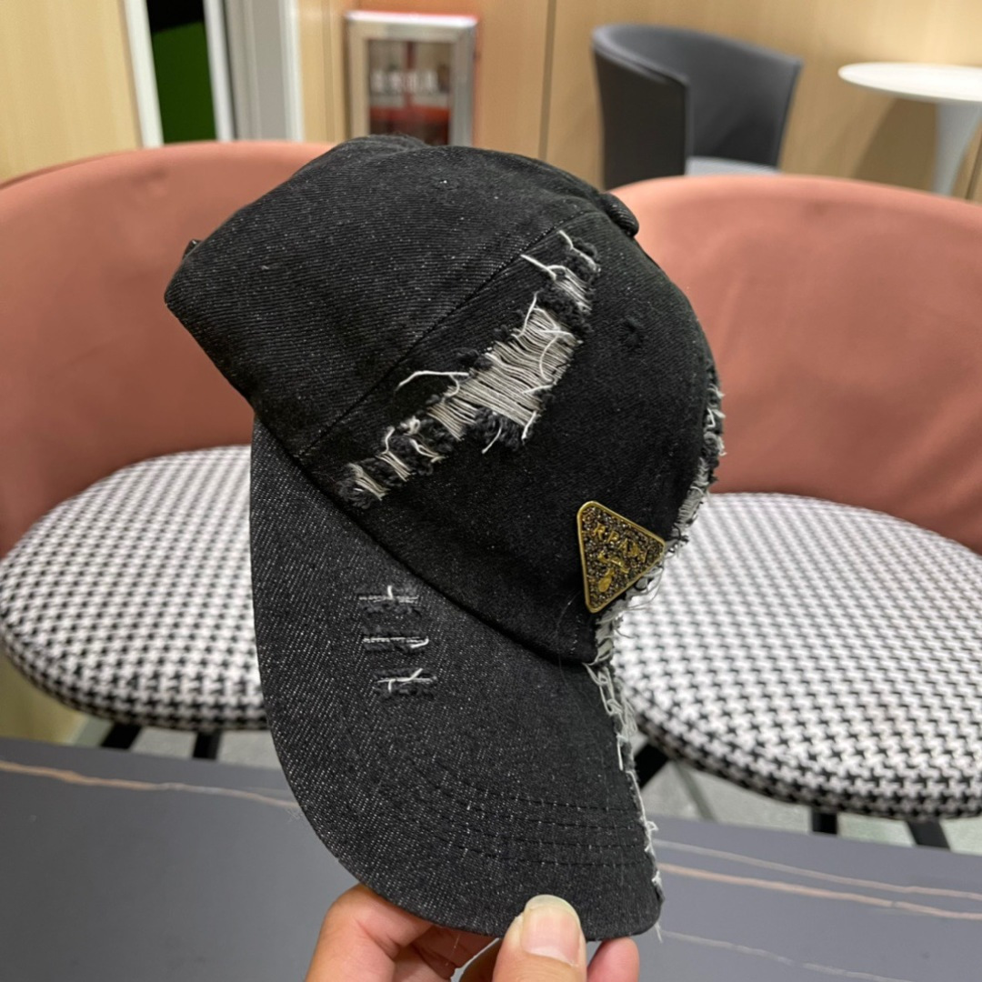 
Pr@da 普拉达牛仔布倒三角棒球帽
星星洗水牛仔色，秀场同款，面料柔软舒适
百搭休闲款，闭眼入！