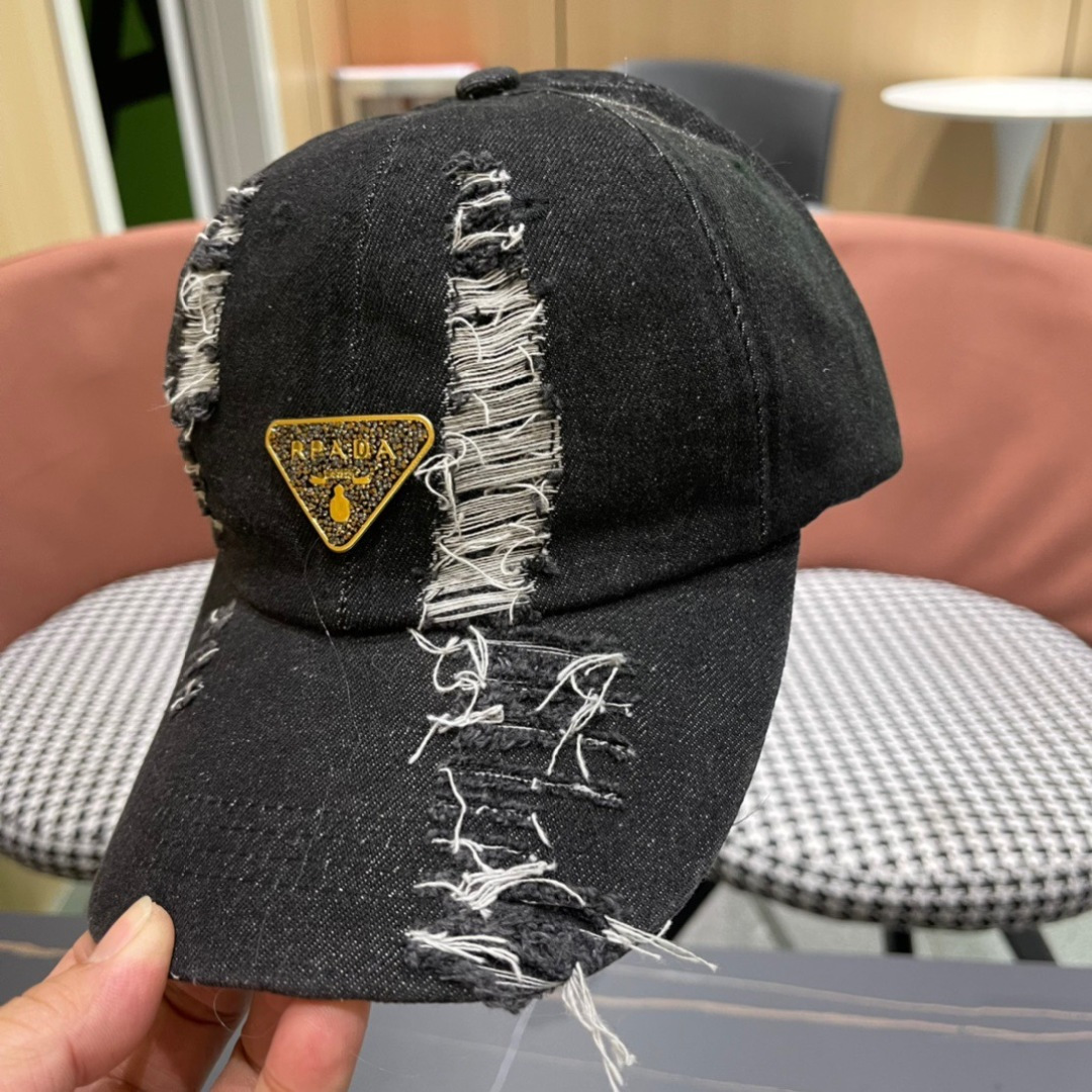 
Pr@da 普拉达牛仔布倒三角棒球帽
星星洗水牛仔色，秀场同款，面料柔软舒适
百搭休闲款，闭眼入！