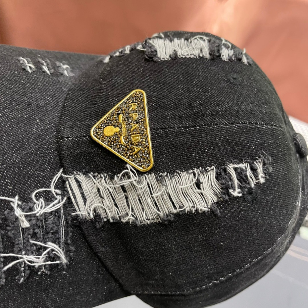 
Pr@da 普拉达牛仔布倒三角棒球帽
星星洗水牛仔色，秀场同款，面料柔软舒适
百搭休闲款，闭眼入！