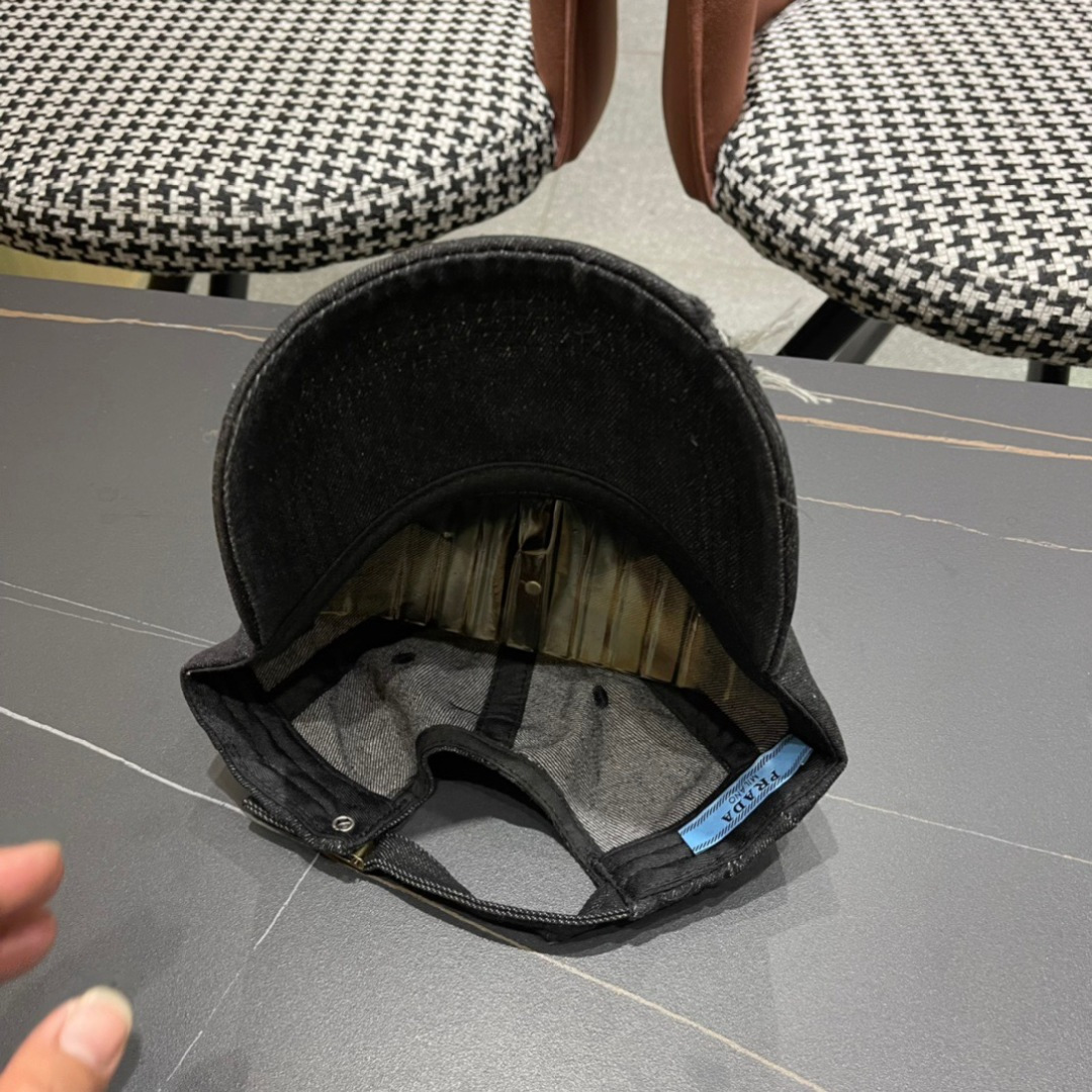 
Pr@da 普拉达牛仔布倒三角棒球帽
星星洗水牛仔色，秀场同款，面料柔软舒适
百搭休闲款，闭眼入！