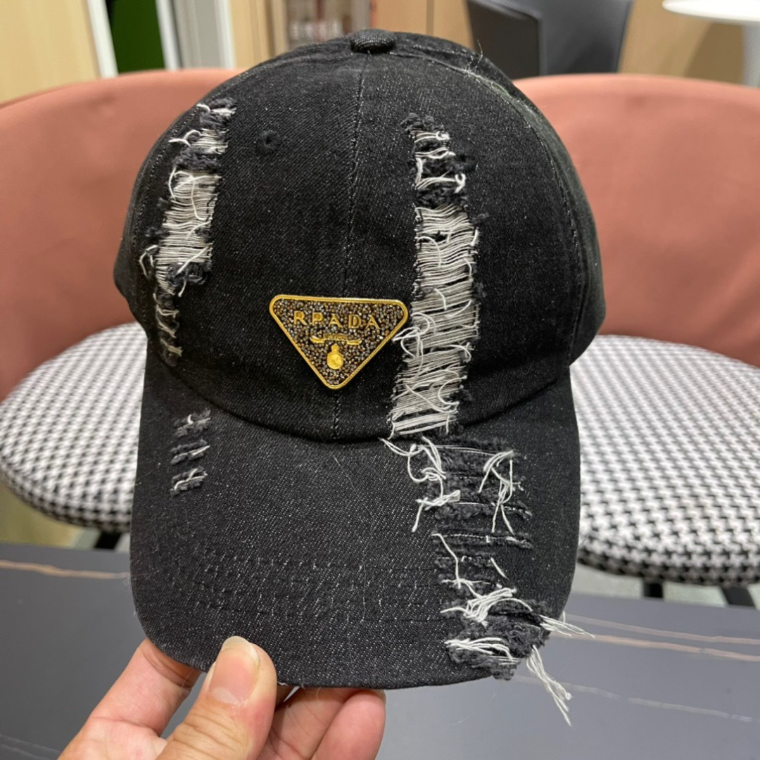 
Pr@da 普拉达牛仔布倒三角棒球帽
星星洗水牛仔色，秀场同款，面料柔软舒适
百搭休闲款，闭眼入！