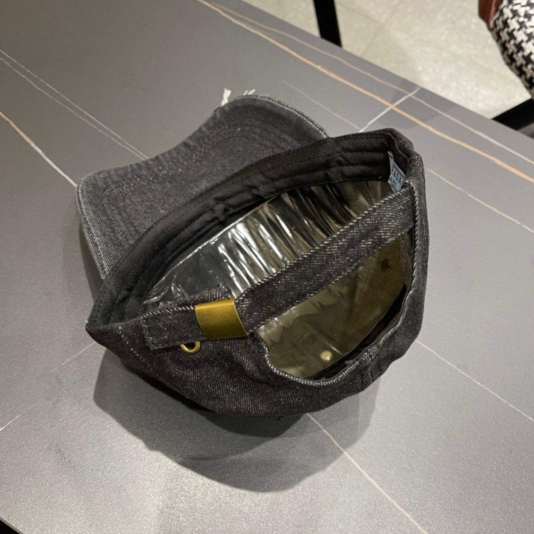 
Pr@da 普拉达牛仔布倒三角棒球帽
星星洗水牛仔色，秀场同款，面料柔软舒适
百搭休闲款，闭眼入！