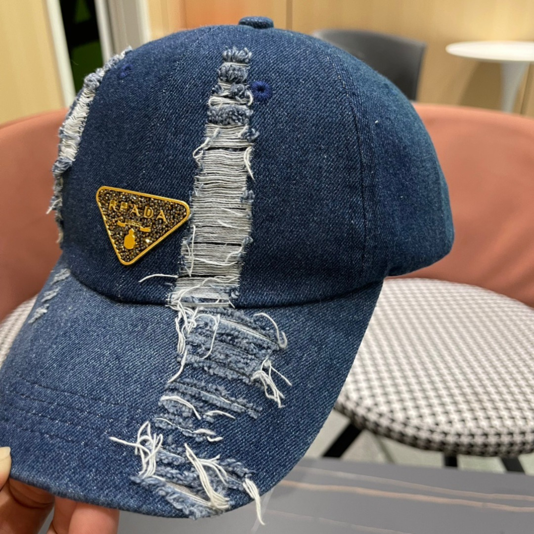 
Pr@da 普拉达牛仔布倒三角棒球帽
星星洗水牛仔色，秀场同款，面料柔软舒适
百搭休闲款，闭眼入！