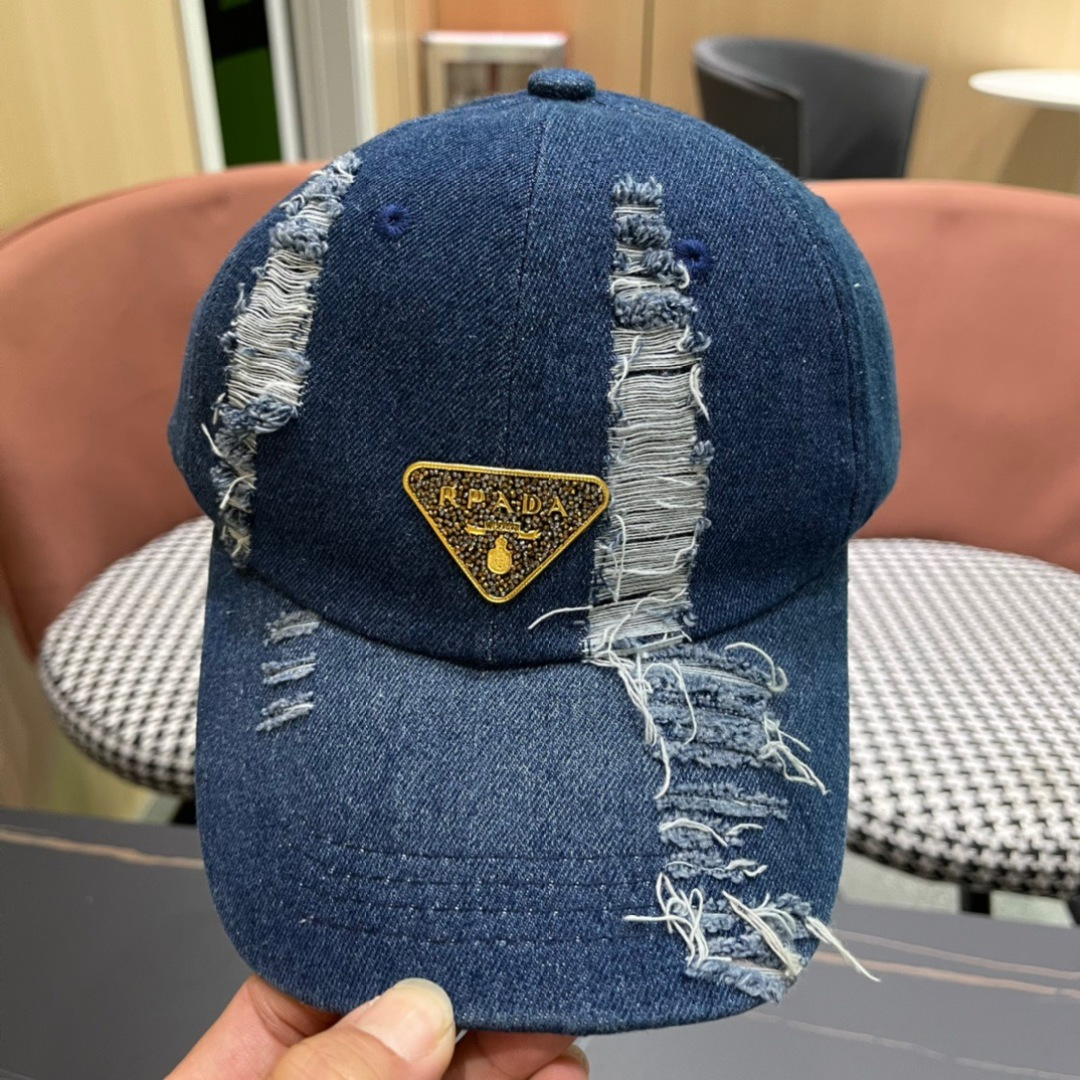 
Pr@da 普拉达牛仔布倒三角棒球帽
星星洗水牛仔色，秀场同款，面料柔软舒适
百搭休闲款，闭眼入！