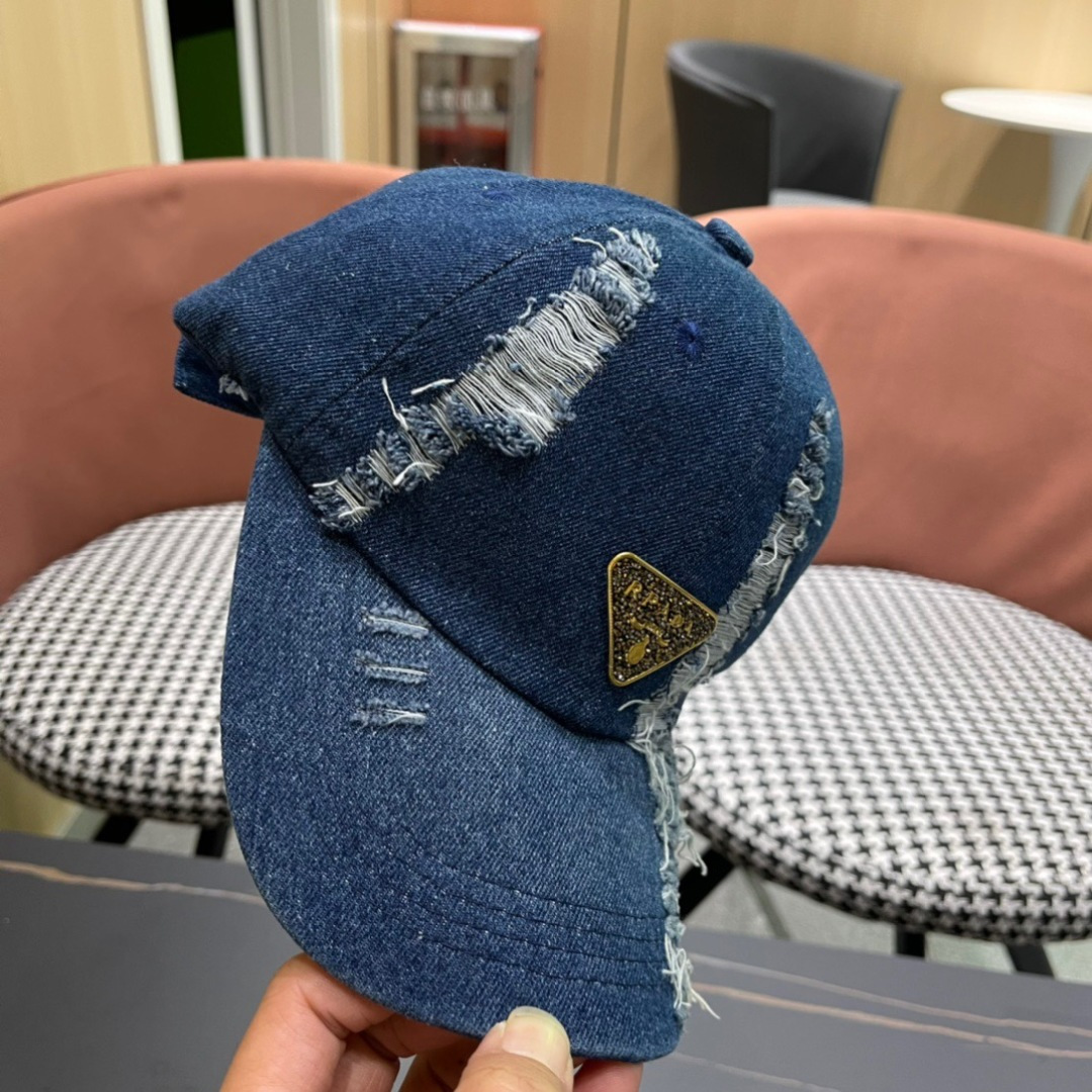 
Pr@da 普拉达牛仔布倒三角棒球帽
星星洗水牛仔色，秀场同款，面料柔软舒适
百搭休闲款，闭眼入！