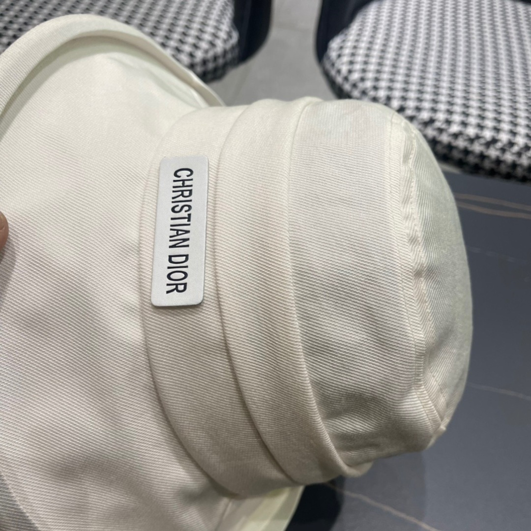 迪奥Dior官网最新2024春款渔夫帽，防晒指数超高，特别显脸小，有型不软塌，可随意折叠，携带方便🤗