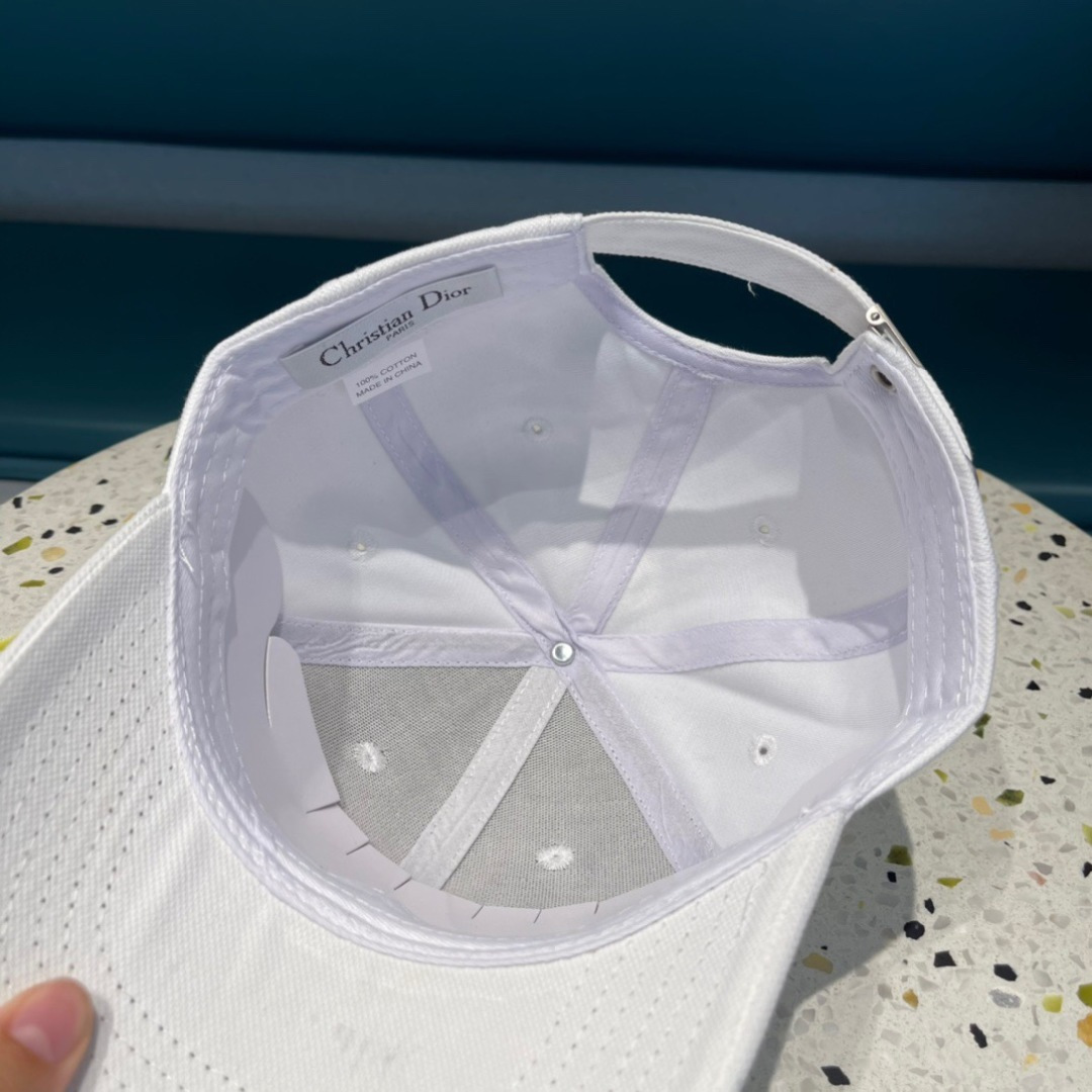  DIOR迪奥官网同步新款发布 D家棒球帽🧢，整个帽子质感超级好，上头效果很nice，御姐都可出众，超级