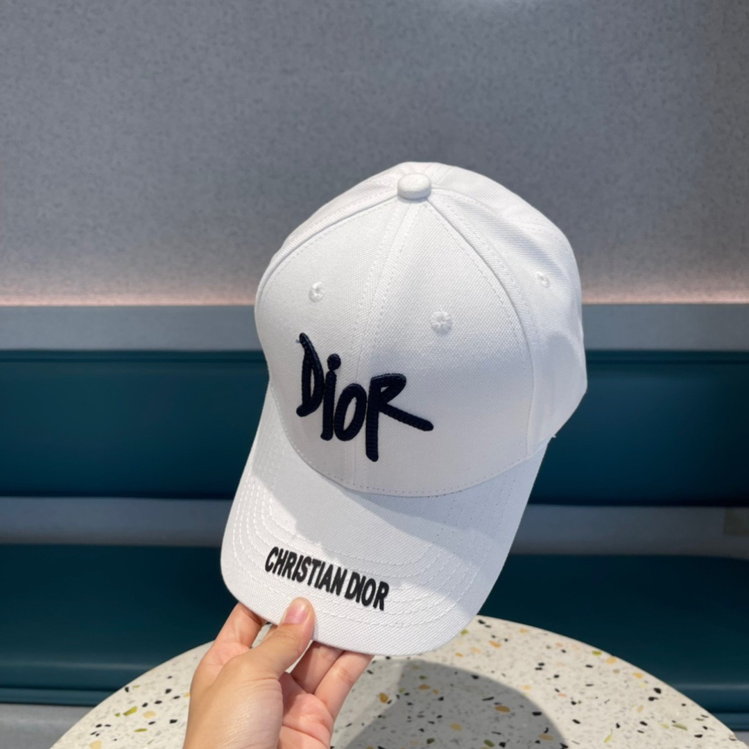 DIOR迪奥官网同步新款发布 D家棒球帽🧢，整个帽子质感超级好，上头效果很nice，御姐都可出众，超级