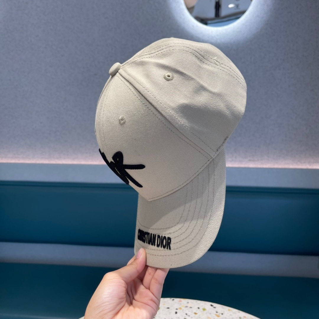  DIOR迪奥官网同步新款发布 D家棒球帽🧢，整个帽子质感超级好，上头效果很nice，御姐都可出众，超级