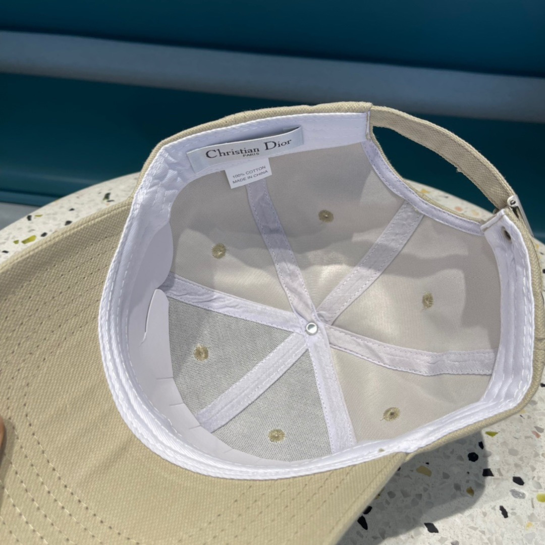  DIOR迪奥官网同步新款发布 D家棒球帽🧢，整个帽子质感超级好，上头效果很nice，御姐都可出众，超级