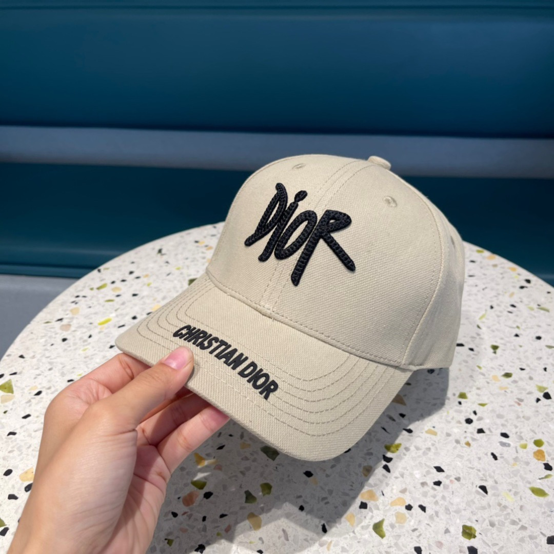  DIOR迪奥官网同步新款发布 D家棒球帽🧢，整个帽子质感超级好，上头效果很nice，御姐都可出众，超级