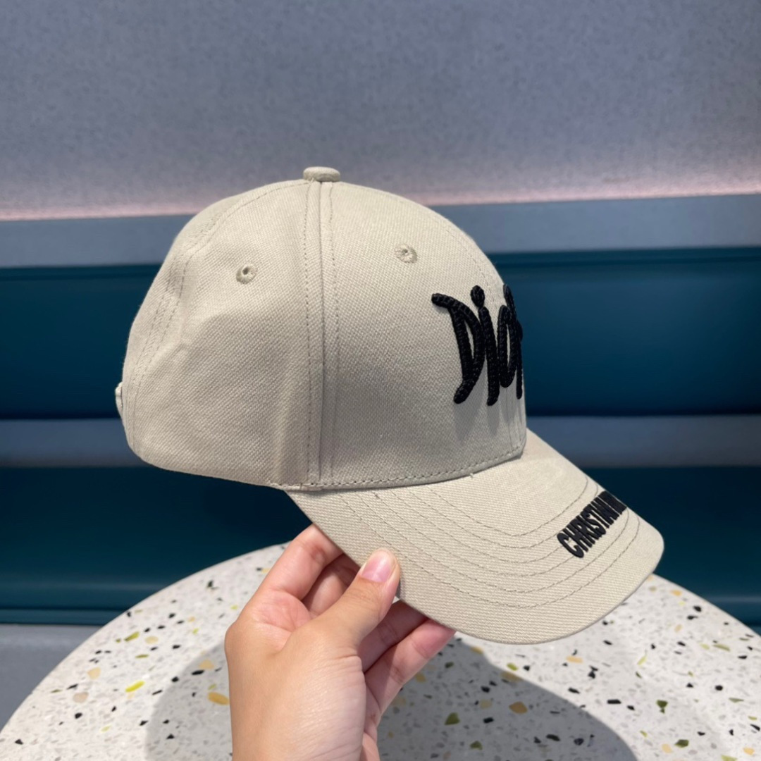  DIOR迪奥官网同步新款发布 D家棒球帽🧢，整个帽子质感超级好，上头效果很nice，御姐都可出众，超级