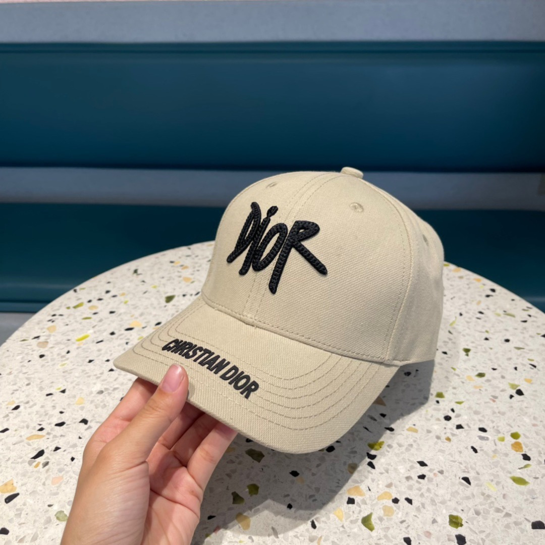  DIOR迪奥官网同步新款发布 D家棒球帽🧢，整个帽子质感超级好，上头效果很nice，御姐都可出众，超级