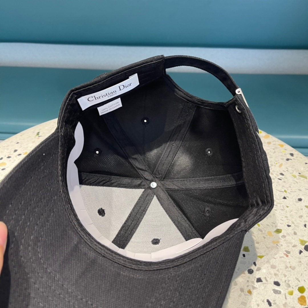  DIOR迪奥官网同步新款发布 D家棒球帽🧢，整个帽子质感超级好，上头效果很nice，御姐都可出众，超级