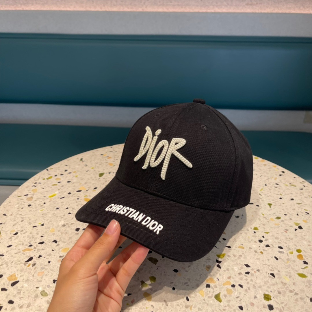  DIOR迪奥官网同步新款发布 D家棒球帽🧢，整个帽子质感超级好，上头效果很nice，御姐都可出众，超级