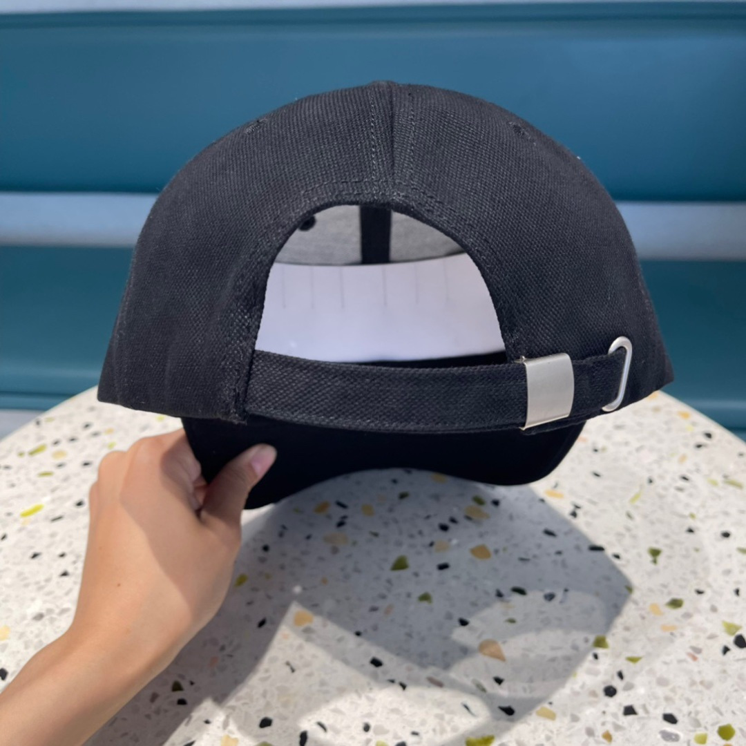  DIOR迪奥官网同步新款发布 D家棒球帽🧢，整个帽子质感超级好，上头效果很nice，御姐都可出众，超级