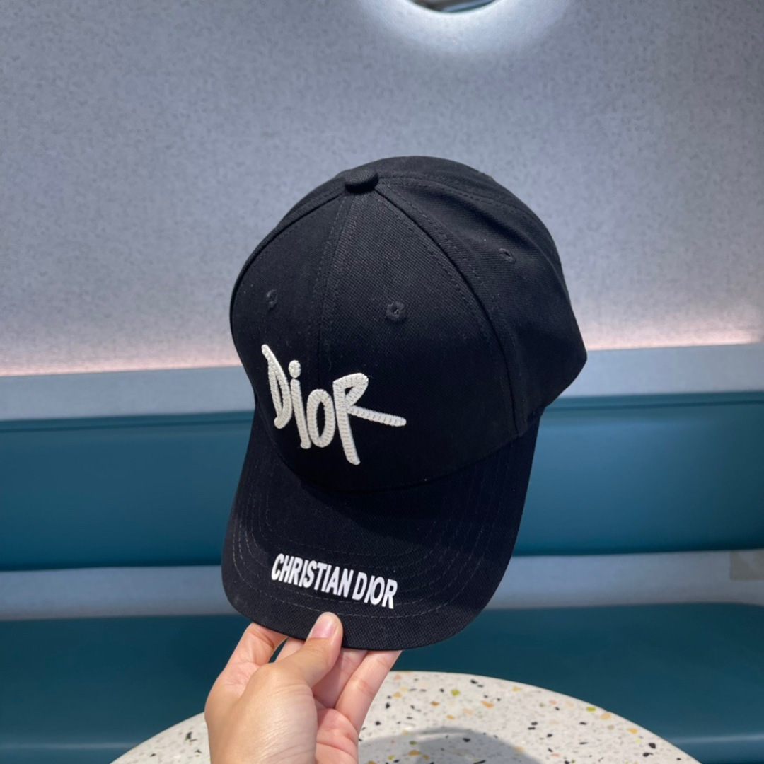  DIOR迪奥官网同步新款发布 D家棒球帽🧢，整个帽子质感超级好，上头效果很nice，御姐都可出众，超级