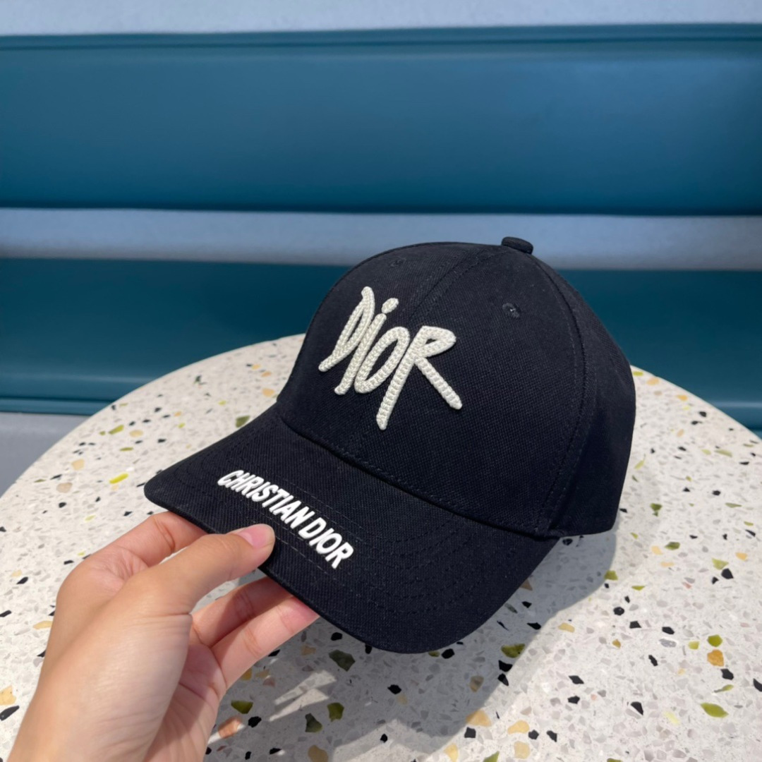  DIOR迪奥官网同步新款发布 D家棒球帽🧢，整个帽子质感超级好，上头效果很nice，御姐都可出众，超级