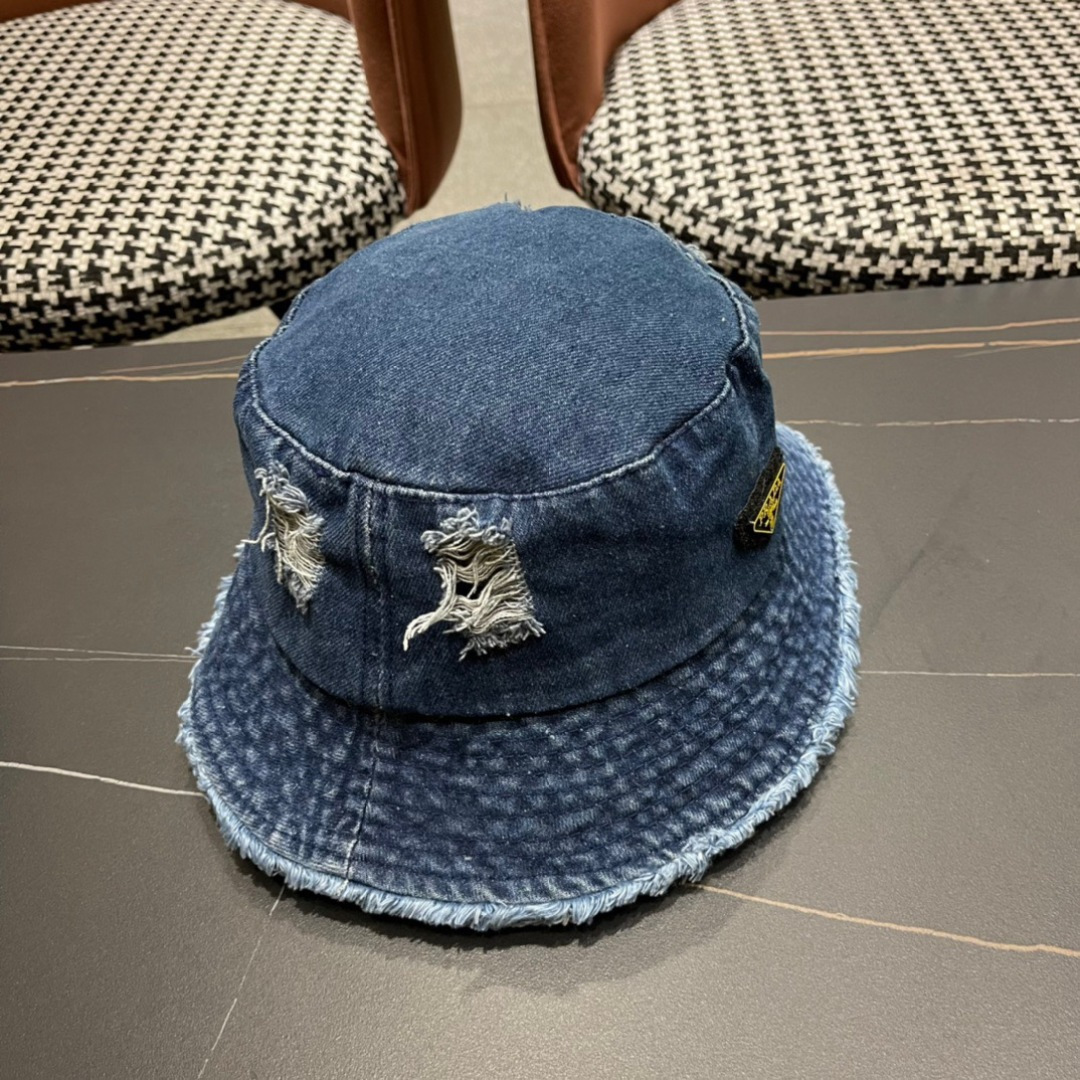 。PRADA 普拉达 2024牛仔破洞渔夫帽 时尚潮流，高端做工！细节看实拍哦