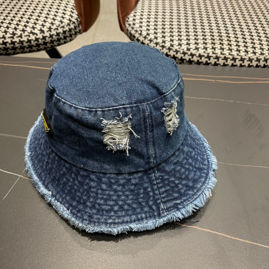 。PRADA 普拉达 2024牛仔破洞渔夫帽 时尚潮流，高端做工！细节看实拍哦