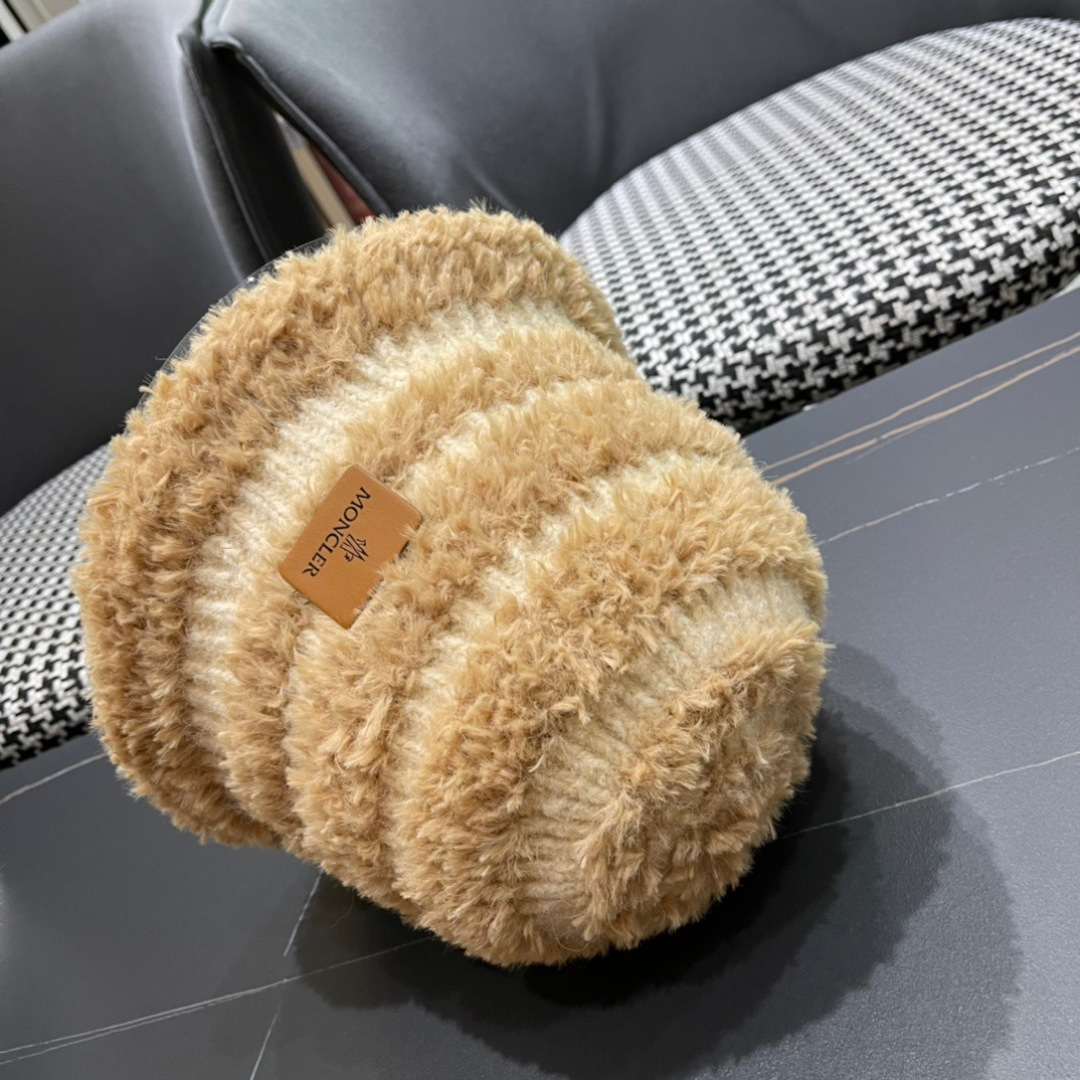 MONCLER蒙口🎩秋新款羊羔毛绒加厚高品质秋冬渔夫帽超火爆💖质感很赞，出街超好搭配！