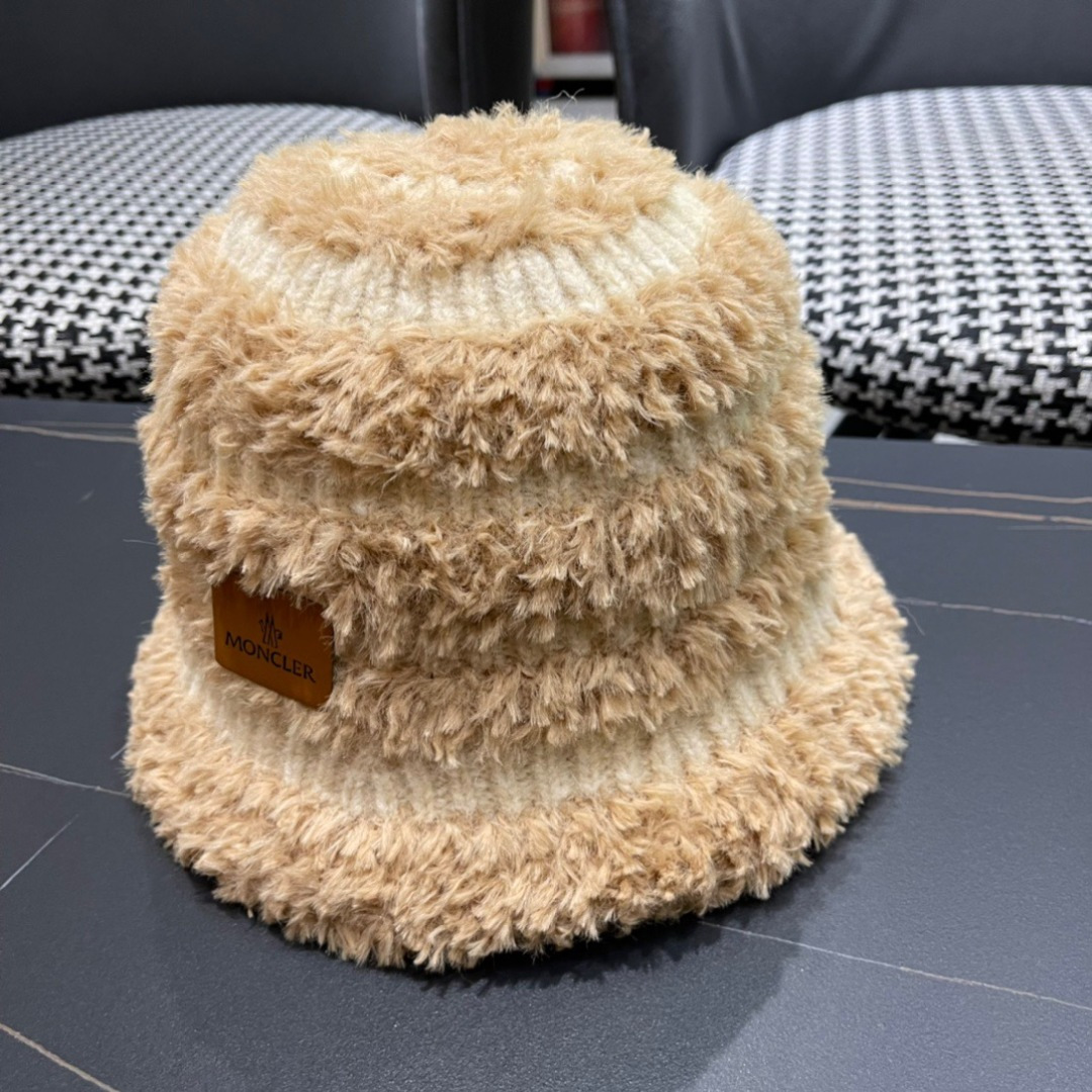 MONCLER蒙口🎩秋新款羊羔毛绒加厚高品质秋冬渔夫帽超火爆💖质感很赞，出街超好搭配！