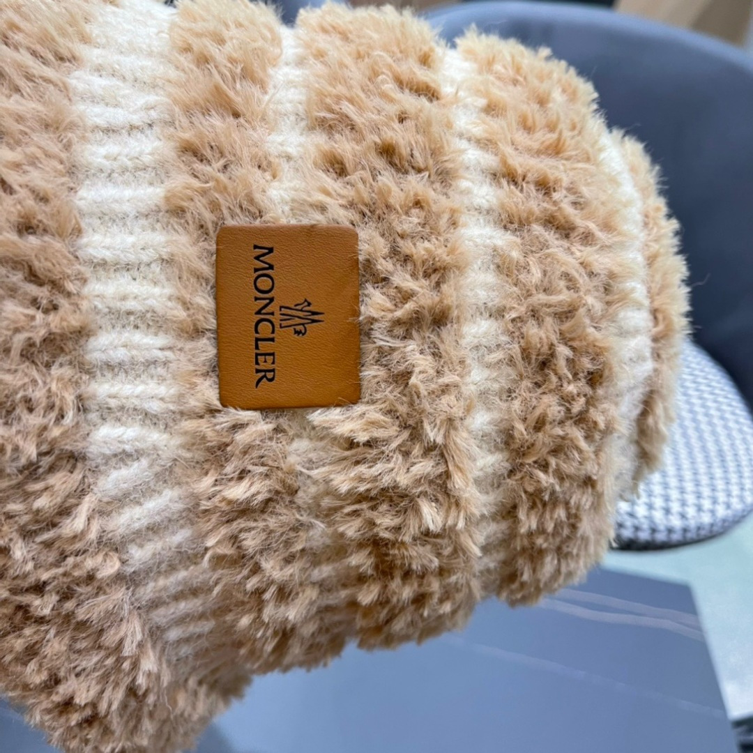 MONCLER蒙口🎩秋新款羊羔毛绒加厚高品质秋冬渔夫帽超火爆💖质感很赞，出街超好搭配！
