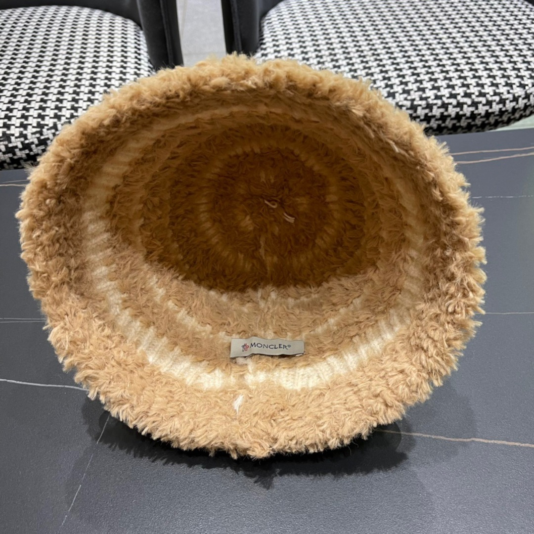 MONCLER蒙口🎩秋新款羊羔毛绒加厚高品质秋冬渔夫帽超火爆💖质感很赞，出街超好搭配！