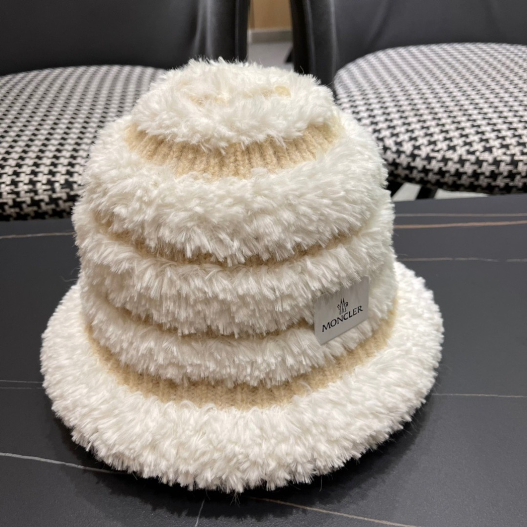 MONCLER蒙口🎩秋新款羊羔毛绒加厚高品质秋冬渔夫帽超火爆💖质感很赞，出街超好搭配！