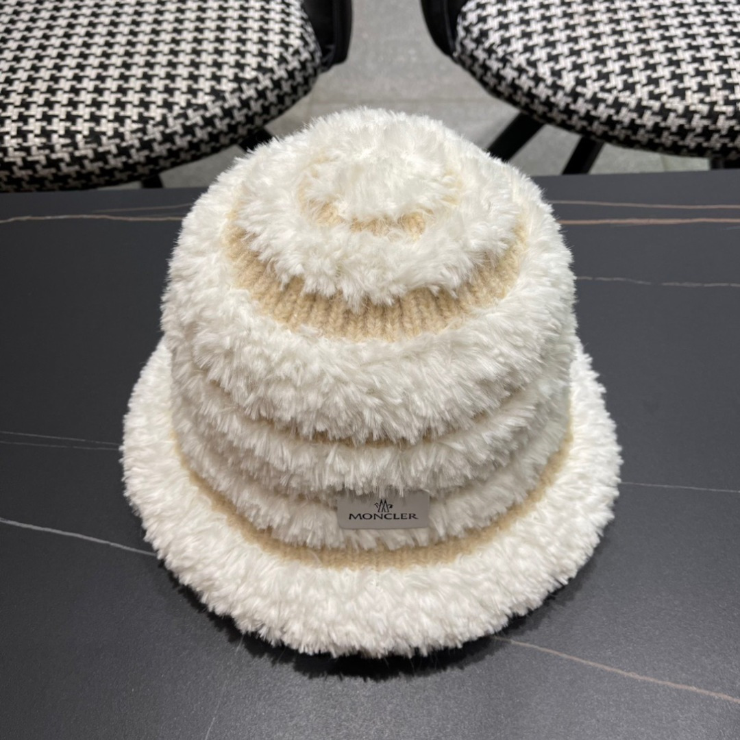 MONCLER蒙口🎩秋新款羊羔毛绒加厚高品质秋冬渔夫帽超火爆💖质感很赞，出街超好搭配！