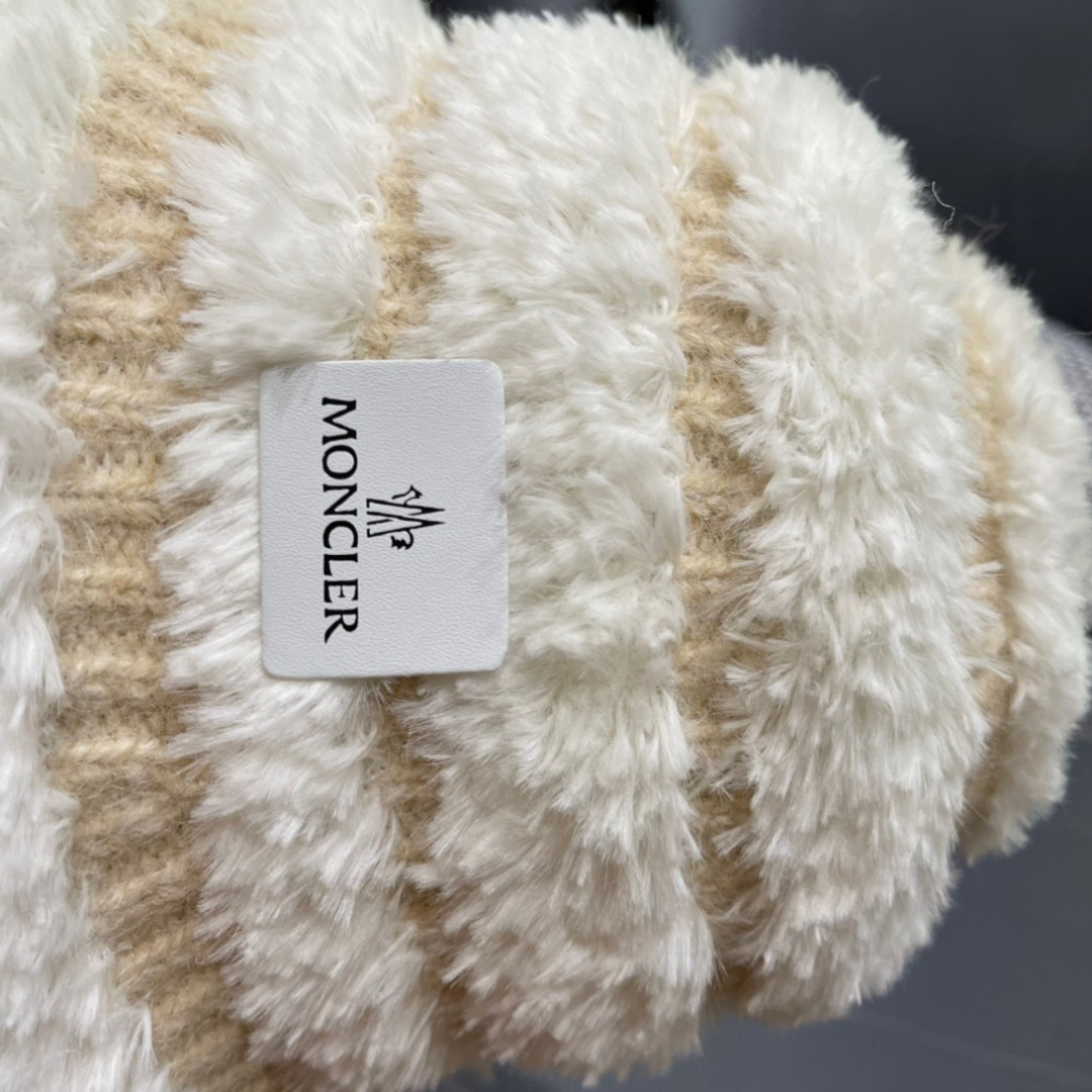MONCLER蒙口🎩秋新款羊羔毛绒加厚高品质秋冬渔夫帽超火爆💖质感很赞，出街超好搭配！