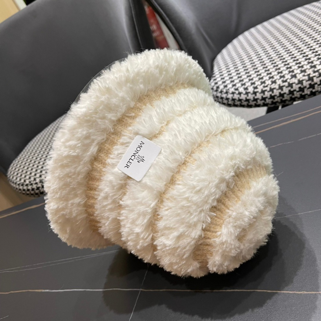 MONCLER蒙口🎩秋新款羊羔毛绒加厚高品质秋冬渔夫帽超火爆💖质感很赞，出街超好搭配！