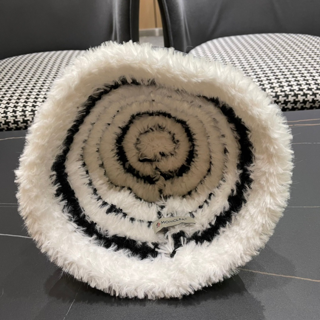 MONCLER蒙口🎩秋新款羊羔毛绒加厚高品质秋冬渔夫帽超火爆💖质感很赞，出街超好搭配！