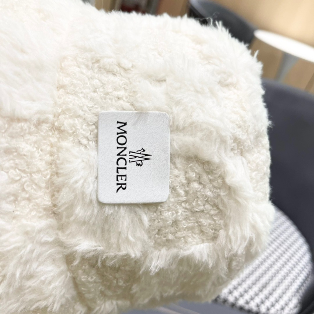 MONCLER蒙口🎩秋新款毛绒加厚高品质秋冬渔夫帽超火爆💖质感很赞，