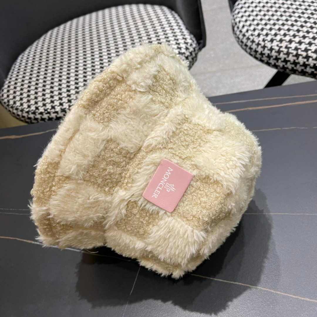 MONCLER蒙口🎩秋新款毛绒加厚高品质秋冬渔夫帽超火爆💖质感很赞，