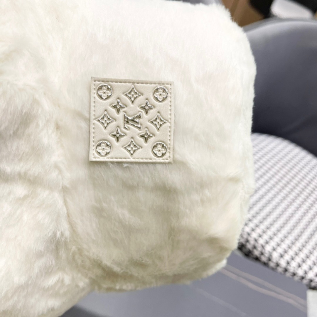 路易威登2024子女秋冬加厚毛绒保暖护耳帽显脸小