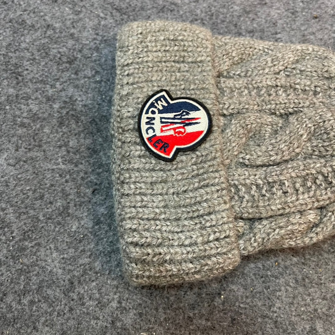  经典蒙口毛线帽秋冬颜值超高的单品之一
毛球 毛线帽毛质非常紧致有质感！
拍照很上镜👋