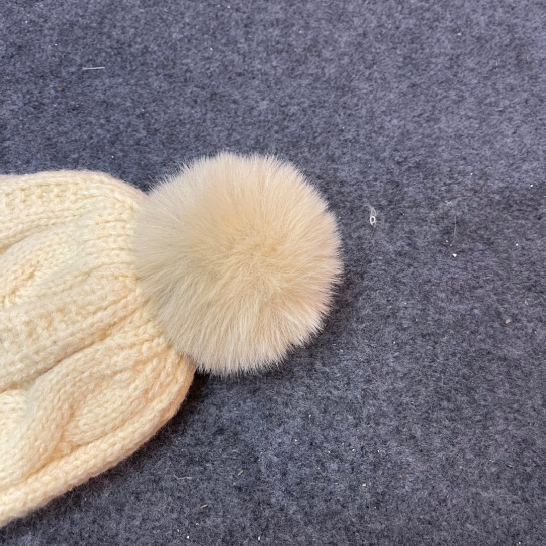  经典蒙口毛线帽秋冬颜值超高的单品之一
毛球 毛线帽毛质非常紧致有质感！
拍照很上镜👋