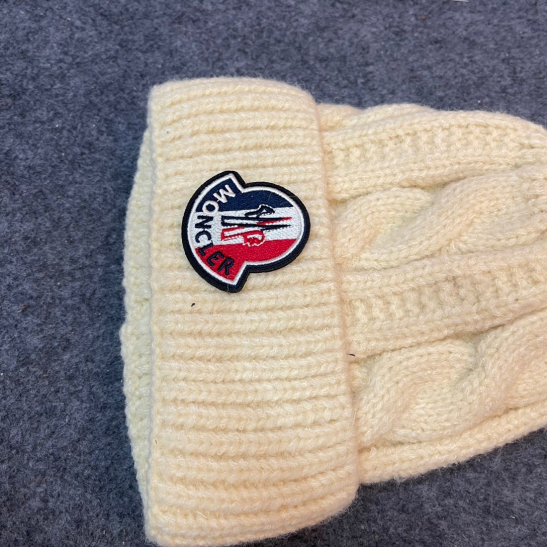  经典蒙口毛线帽秋冬颜值超高的单品之一
毛球 毛线帽毛质非常紧致有质感！
拍照很上镜👋